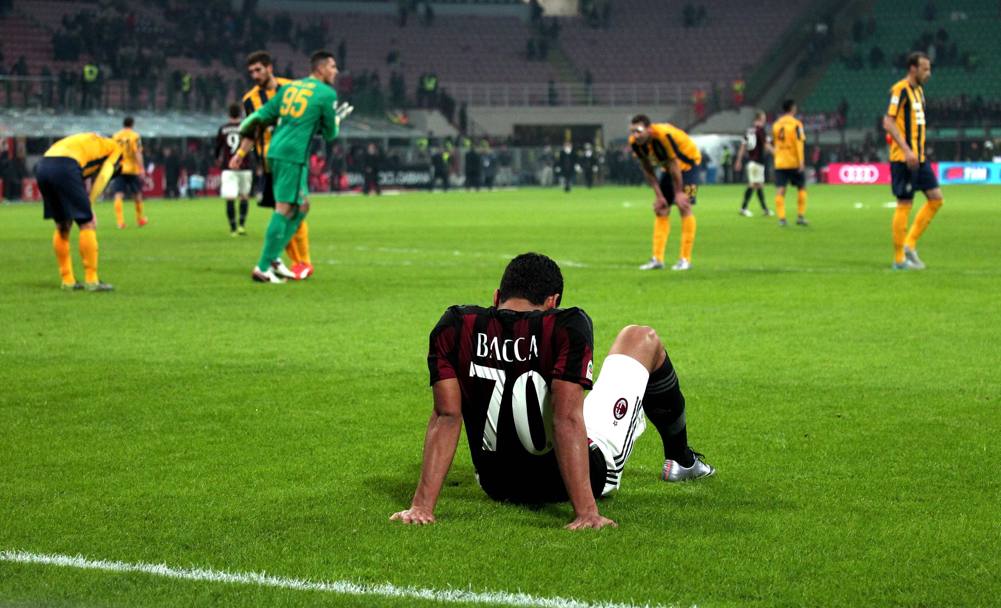 Carlos Bacca a testa bassa: il suo gol non  bastato al Milan per battere il Verona a San Siro. Forte